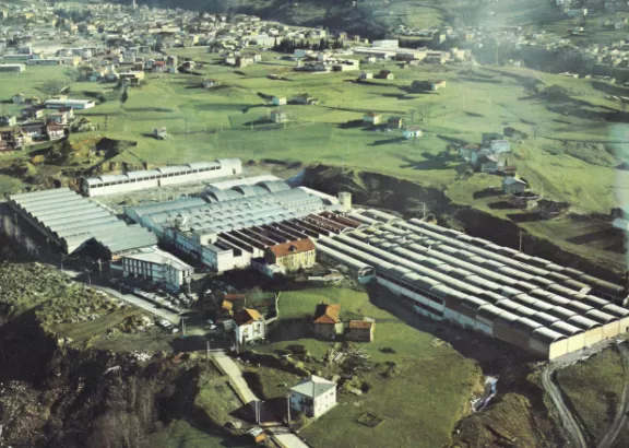 La nostra storia: da Radici a Sit-In - 2 Scopri la storia di Sit-In, ramo di Radici Pietro Industries & Brands Spa. Dal 1950, tappeti tessili ed erbosi. - 2